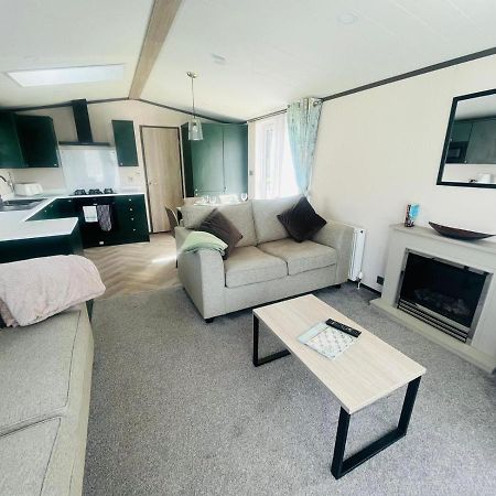 Evergreen Lodge With Hot Tub Йорк Экстерьер фото