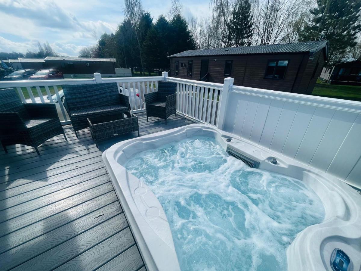 Evergreen Lodge With Hot Tub Йорк Экстерьер фото