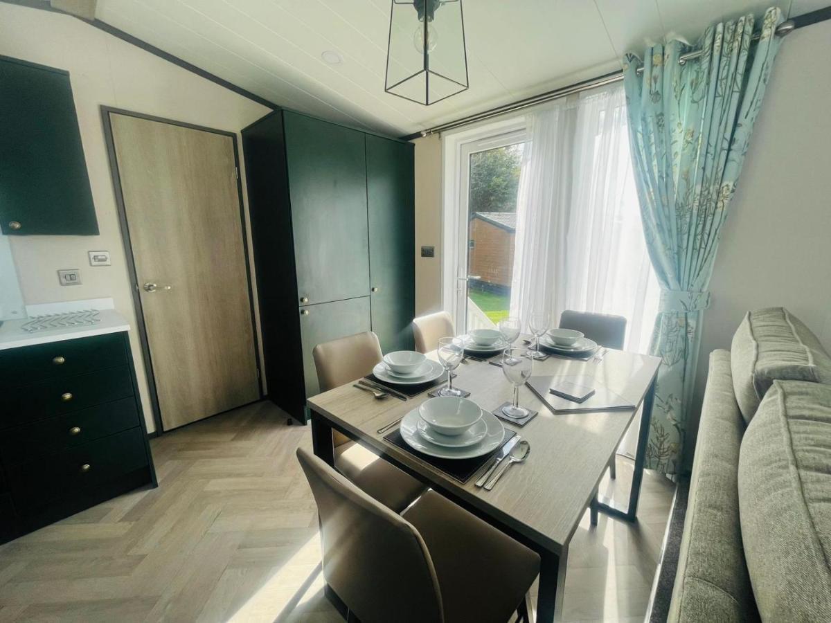 Evergreen Lodge With Hot Tub Йорк Экстерьер фото