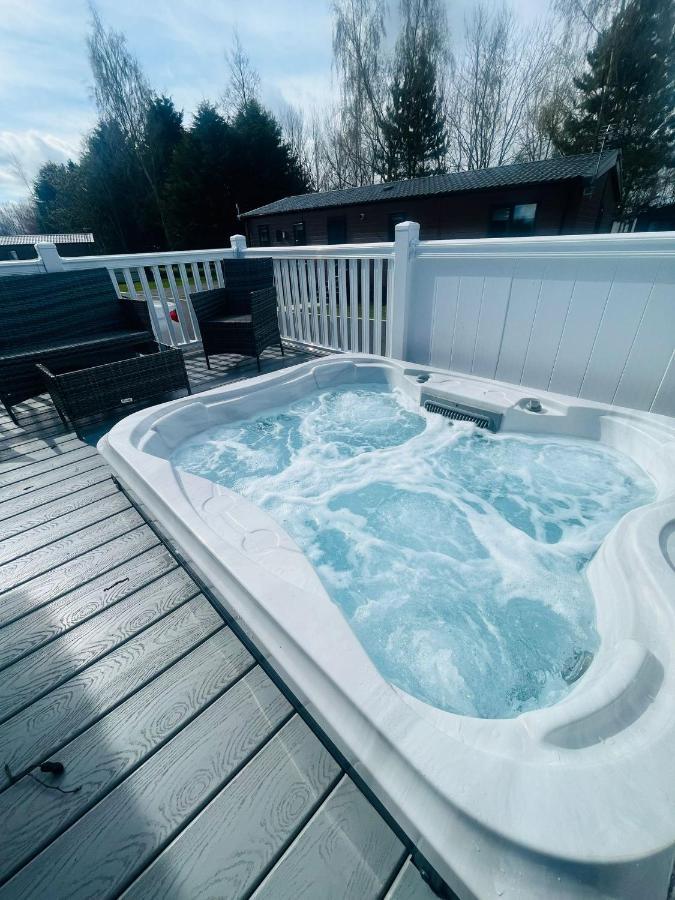 Evergreen Lodge With Hot Tub Йорк Экстерьер фото