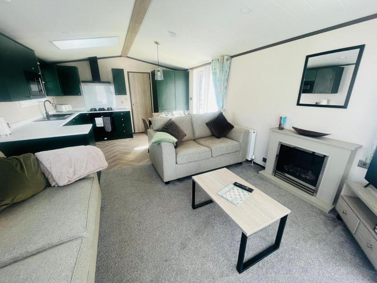 Evergreen Lodge With Hot Tub Йорк Экстерьер фото