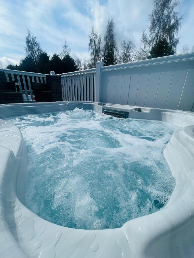 Evergreen Lodge With Hot Tub Йорк Экстерьер фото